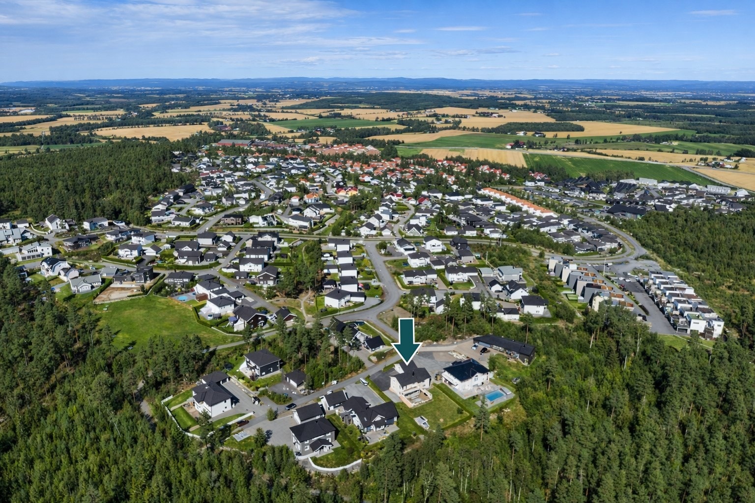 Området er ideelt for barnefamilier, med kort avstand til både barnehager og skoler, noe som gir en trygg og praktisk hverdag for både små og store. Galleribilde
