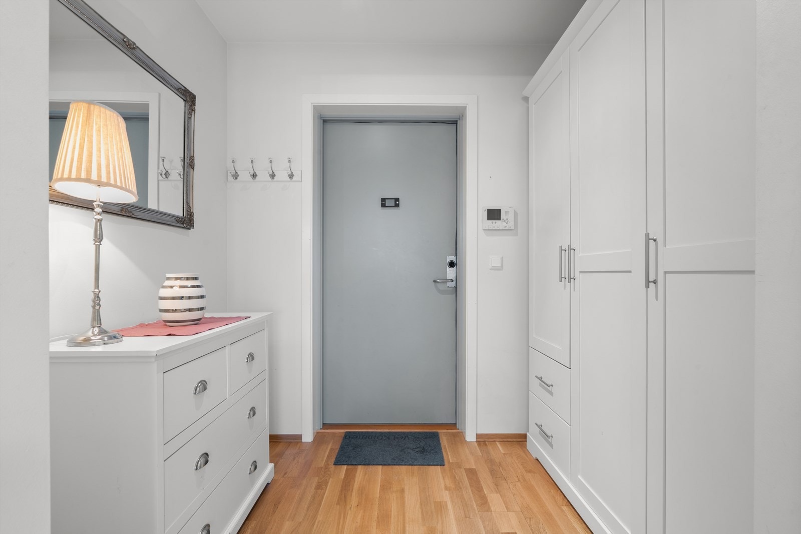 Entré med dørcalling - inngang via privat svalgang Galleribilde