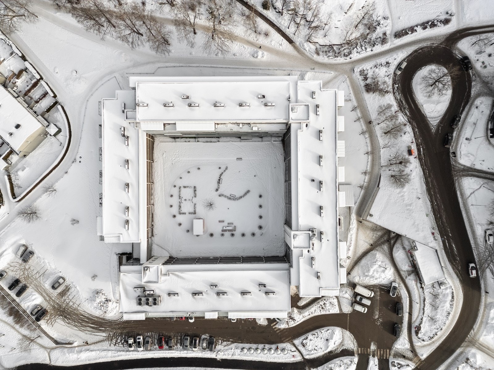 Sameiet består av 4 oppganger med svalganger og atrium i midten Galleribilde