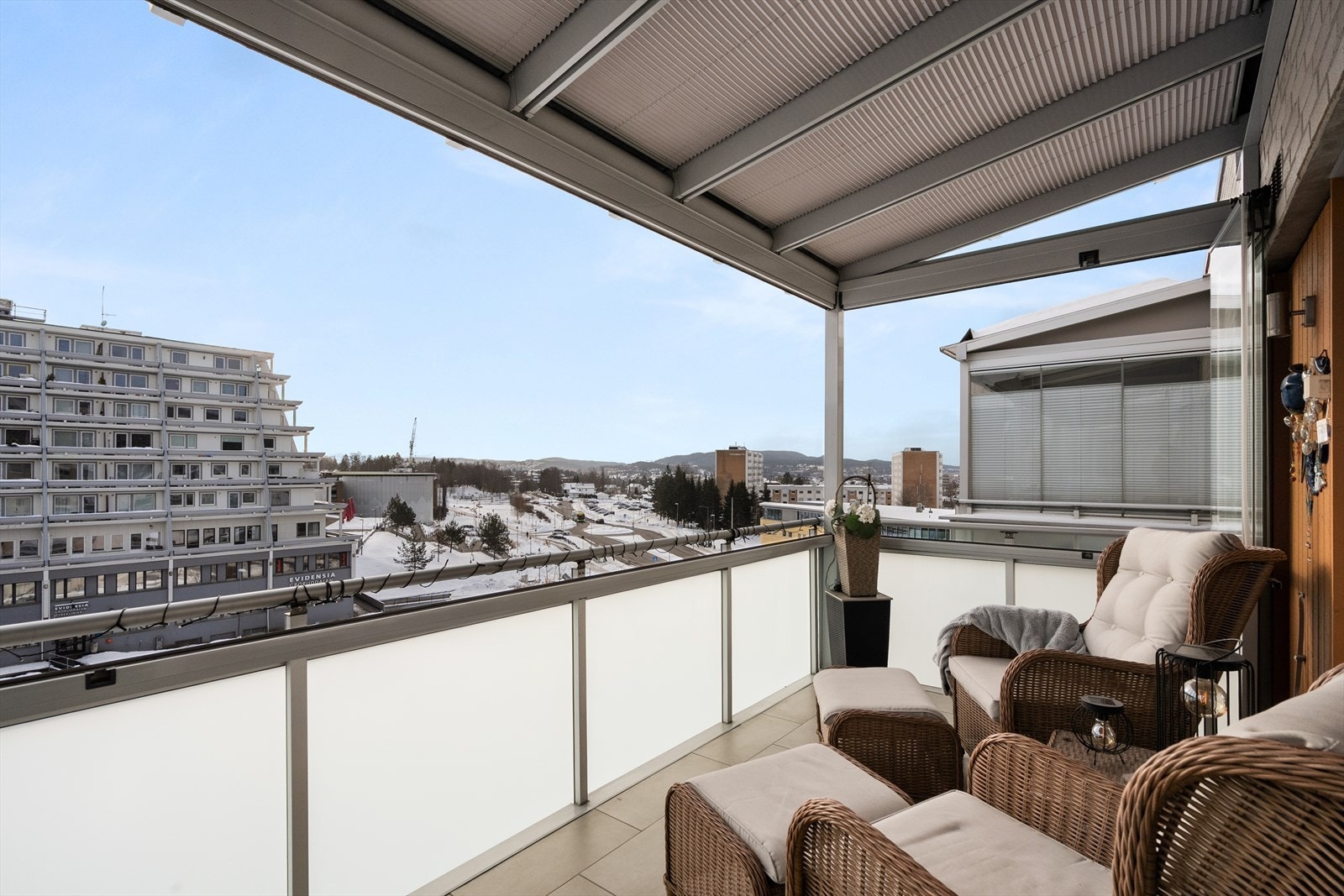 Solskjerming både i taket og på alle vinduene Galleribilde