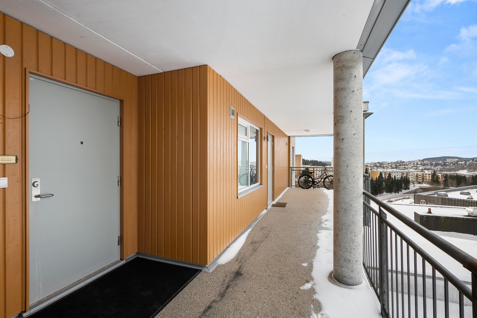 Svalgang med super utsikt - her kan man fint ha et cafe-sett Galleribilde