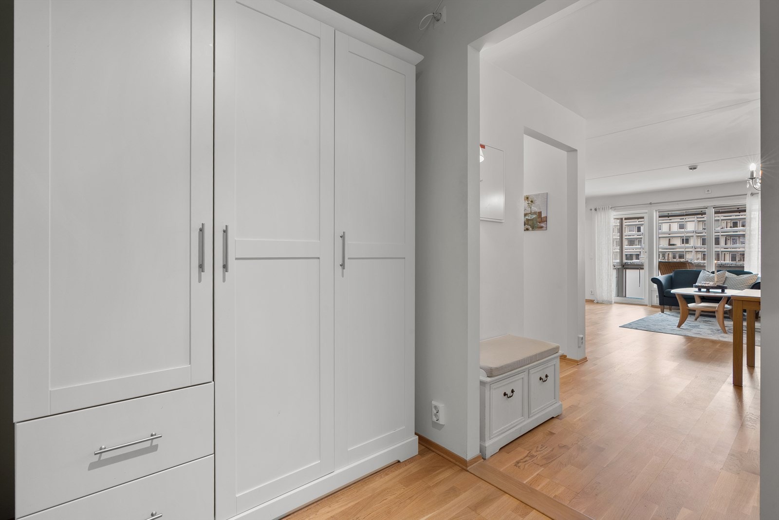 Entré med garderobeskap Galleribilde