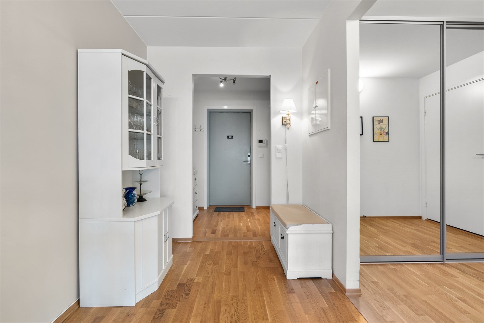 Romslig entré og gang med mellomgang/bod inn mot badet Galleribilde