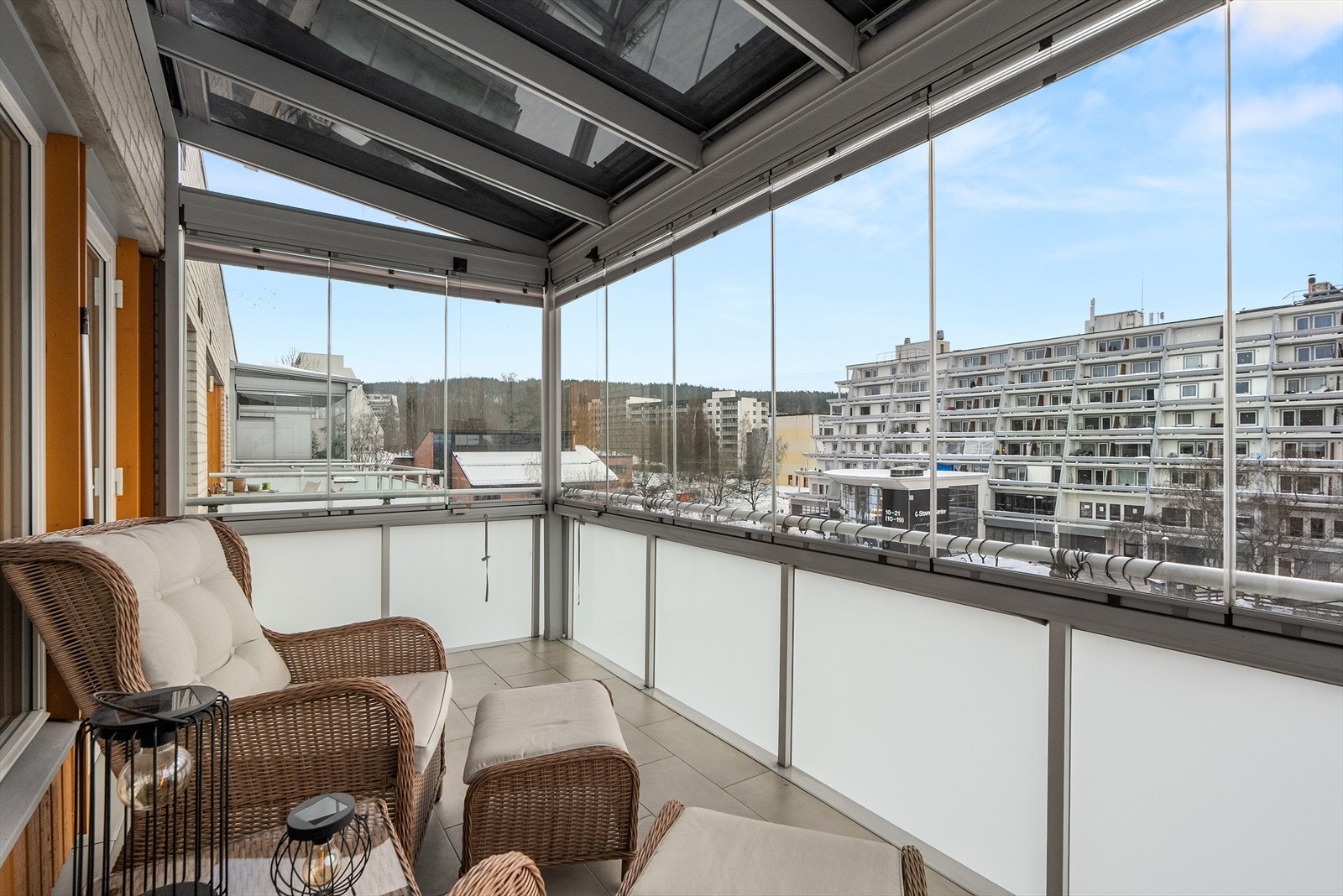 Romslig innglasset balkong med flislagt gulv med gulvvarme Galleribilde