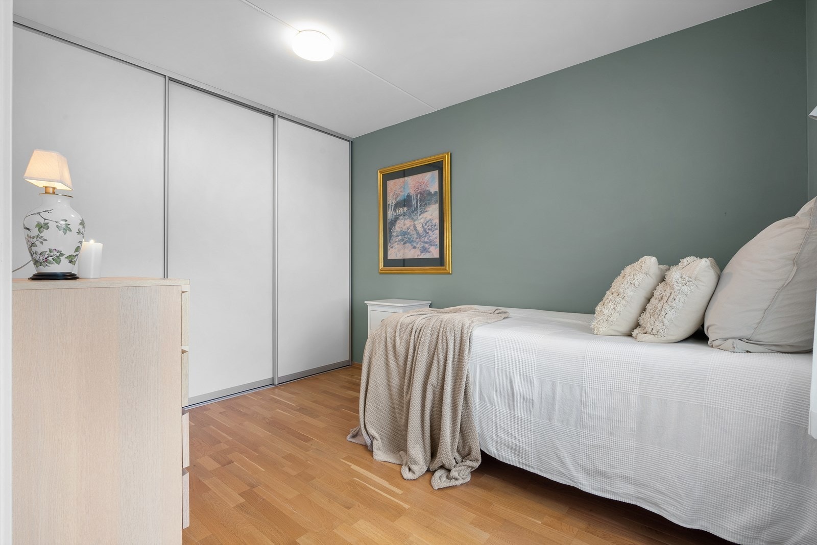 Soverom med plass for dobbeltseng og stor skyvedørsgarderobe Galleribilde