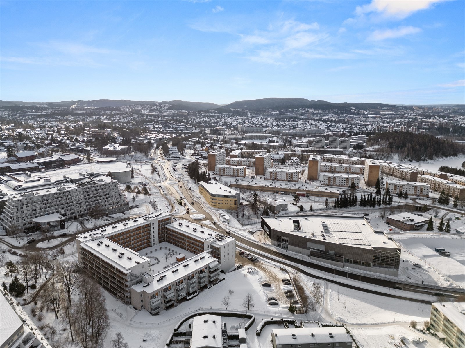 Fossumhagen ligger svært sentralt til og består av 4 blokker med atrium i midten Galleribilde