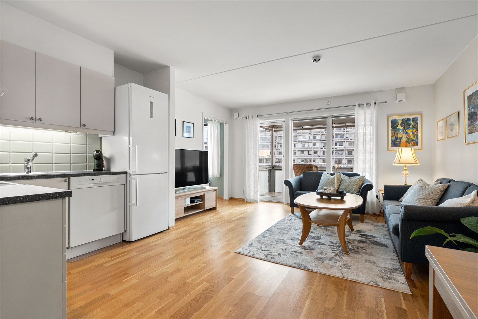 Fossumveien 70 - 15.jpgStue/kjøkken med utgang til innglasset balkong Galleribilde