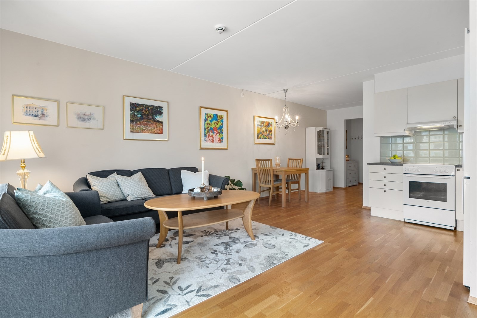 Stuen har god plass for sofagruppe og spiseplass Galleribilde