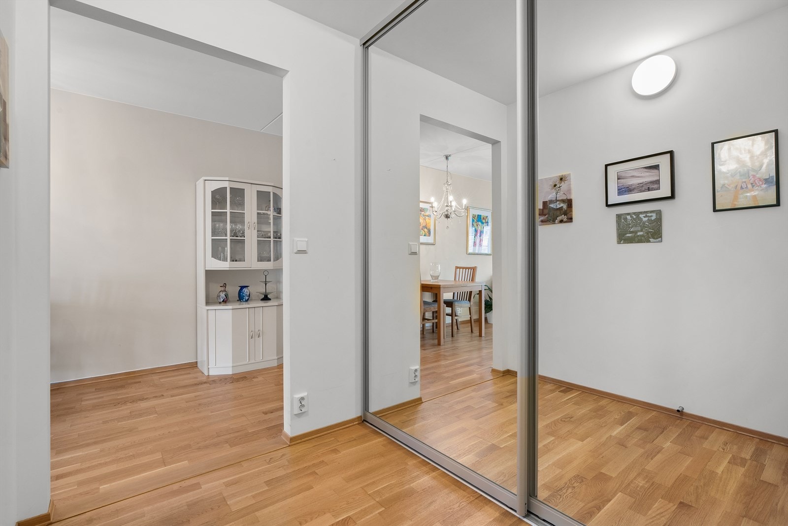 Stor skyvedørsgarderobe med speil i mellomgangen/boden som har flere bruksmuligheter Galleribilde