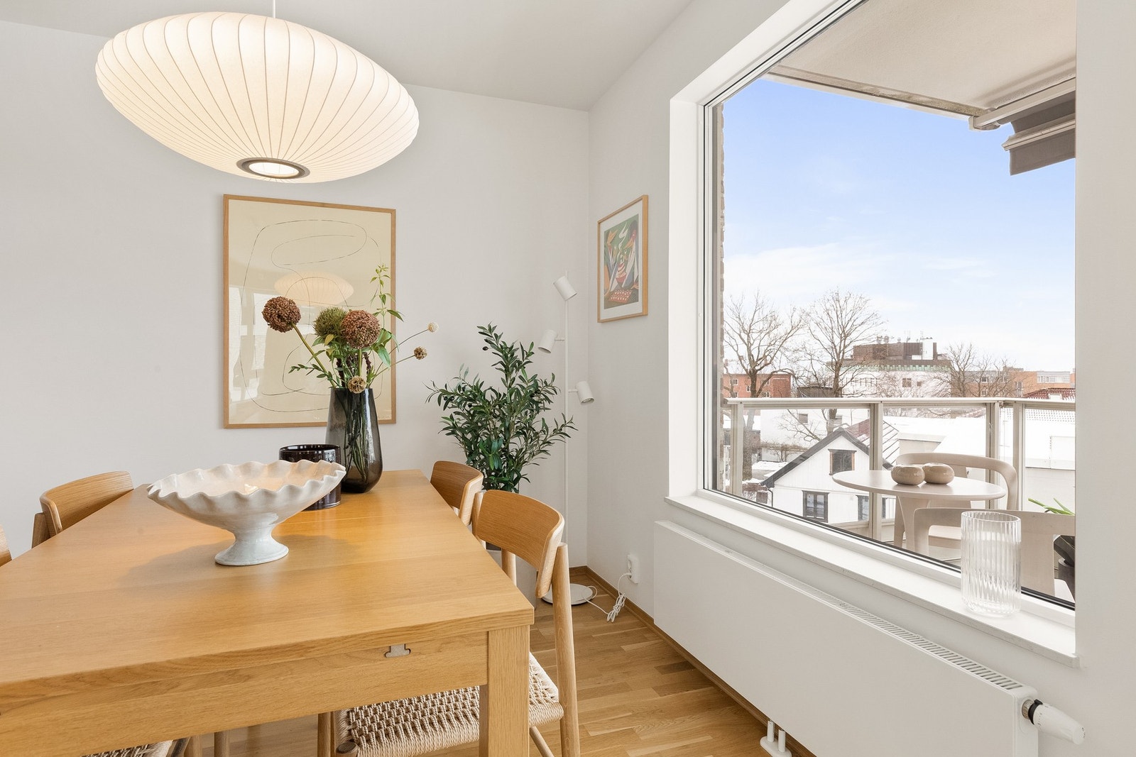 Fra spisestuen har du nydelig utsikt utover byen! Galleribilde