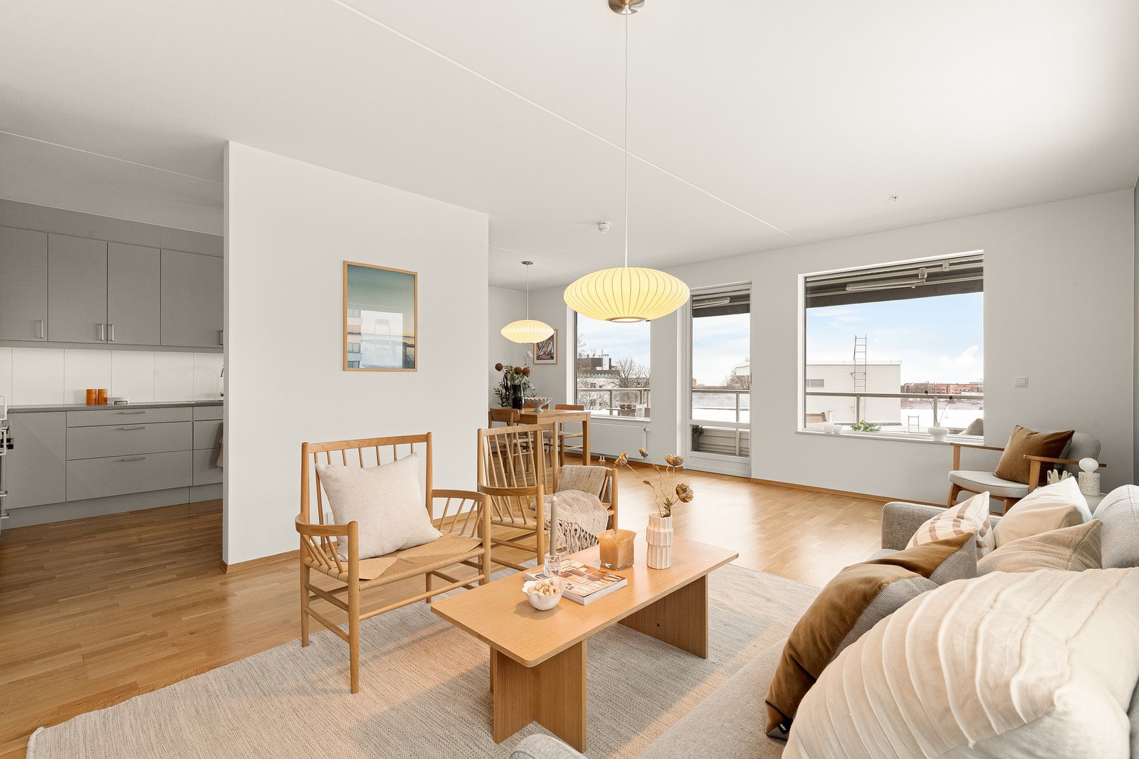 Leiligheten har en åpen kjøkkenløsning mot stuen med stilren kjøkkeninnredning fra 2019, levert av kvalitetsleverandøren Marbodal. Galleribilde