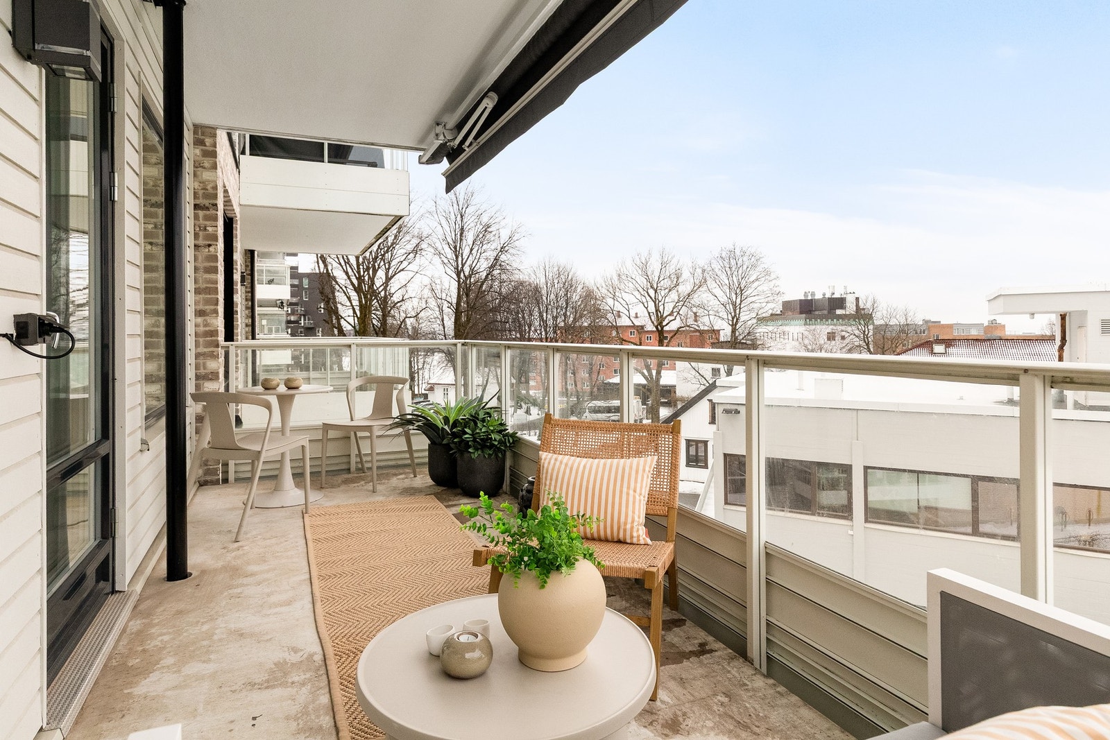 Balkongen blir en flott forlengelse av stuen med god plass til forskjellige utemøblement, grill og beplantning. Galleribilde