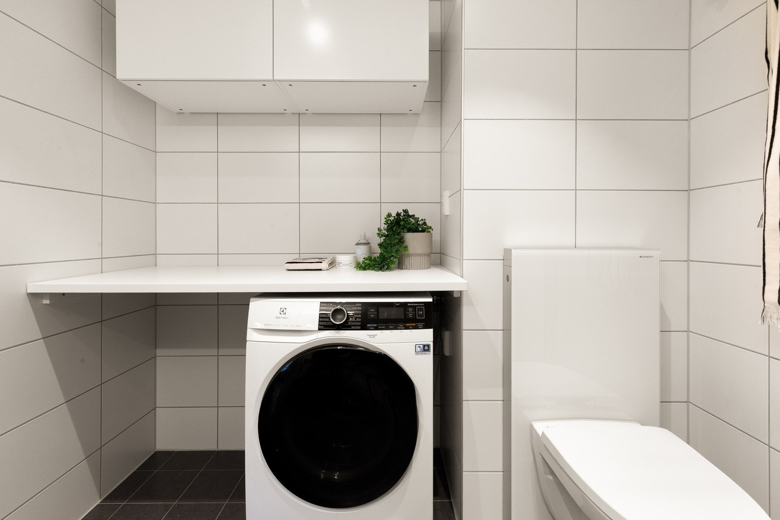 Baderommet har termostatstyrt gulvvarme, samt opplegg for vaskemaskin og tørketrommel. Galleribilde