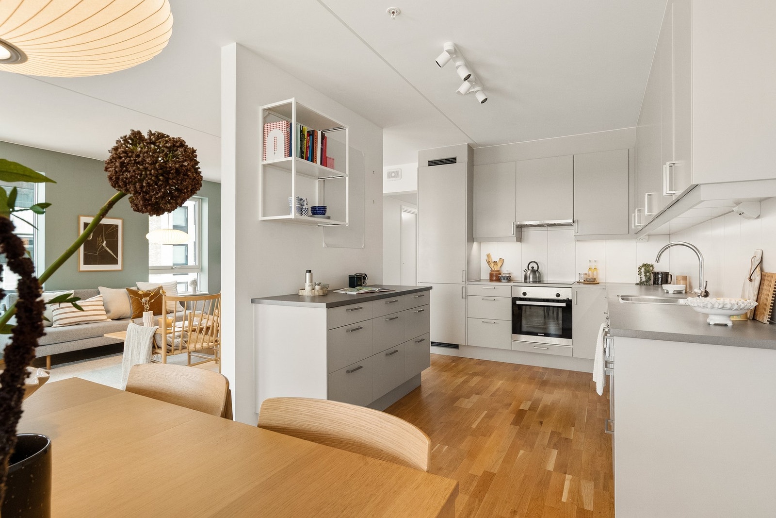 Ventilator (Røroshetta) over stekesonen, samt komfyrvakt, aquastopp/lekkasjevarsler med sensor og magnetventil er montert. Galleribilde