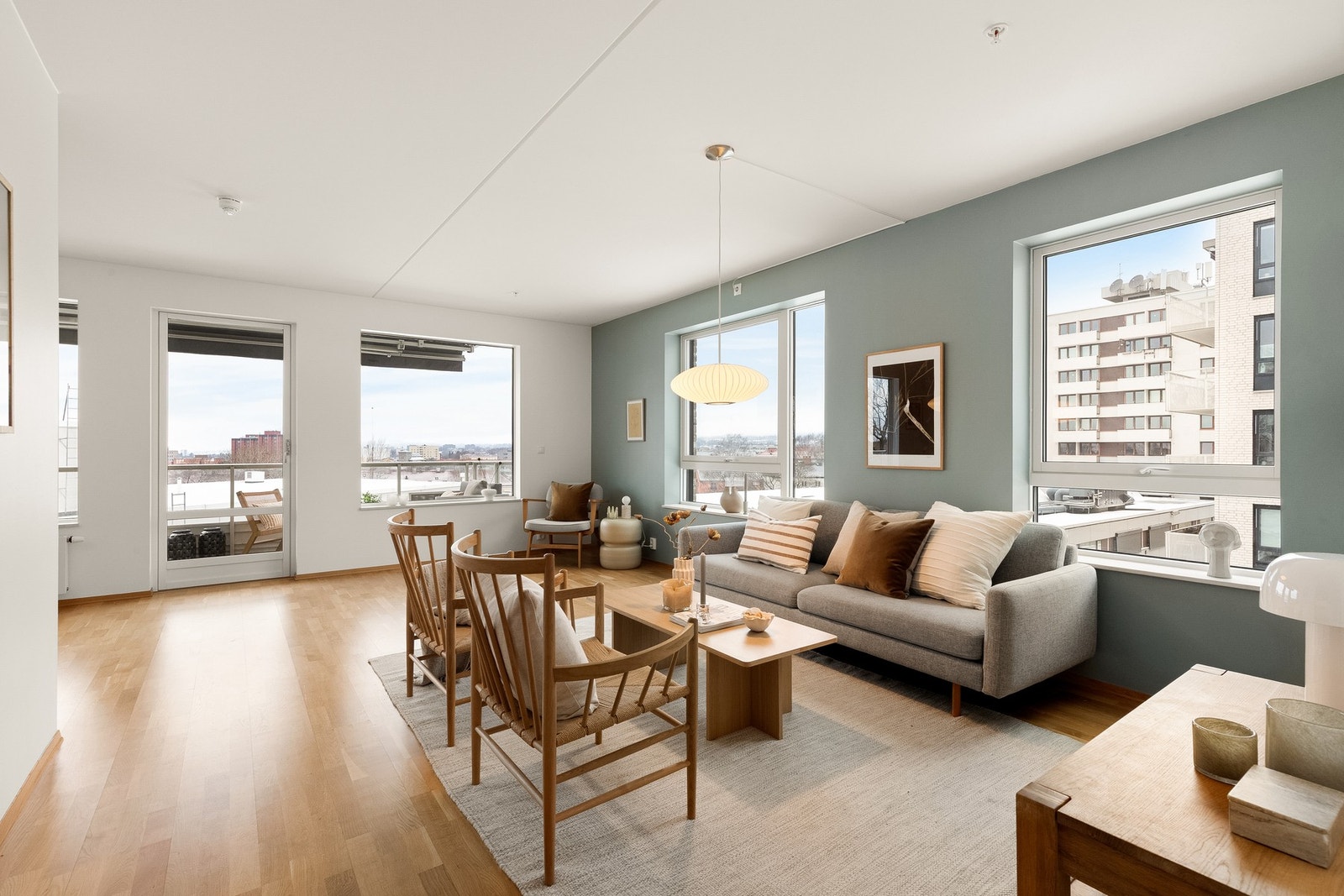 Leiligheten har en åpen stue- og kjøkkenløsning hvor stuen har flere naturlige møbleringssoner. Galleribilde