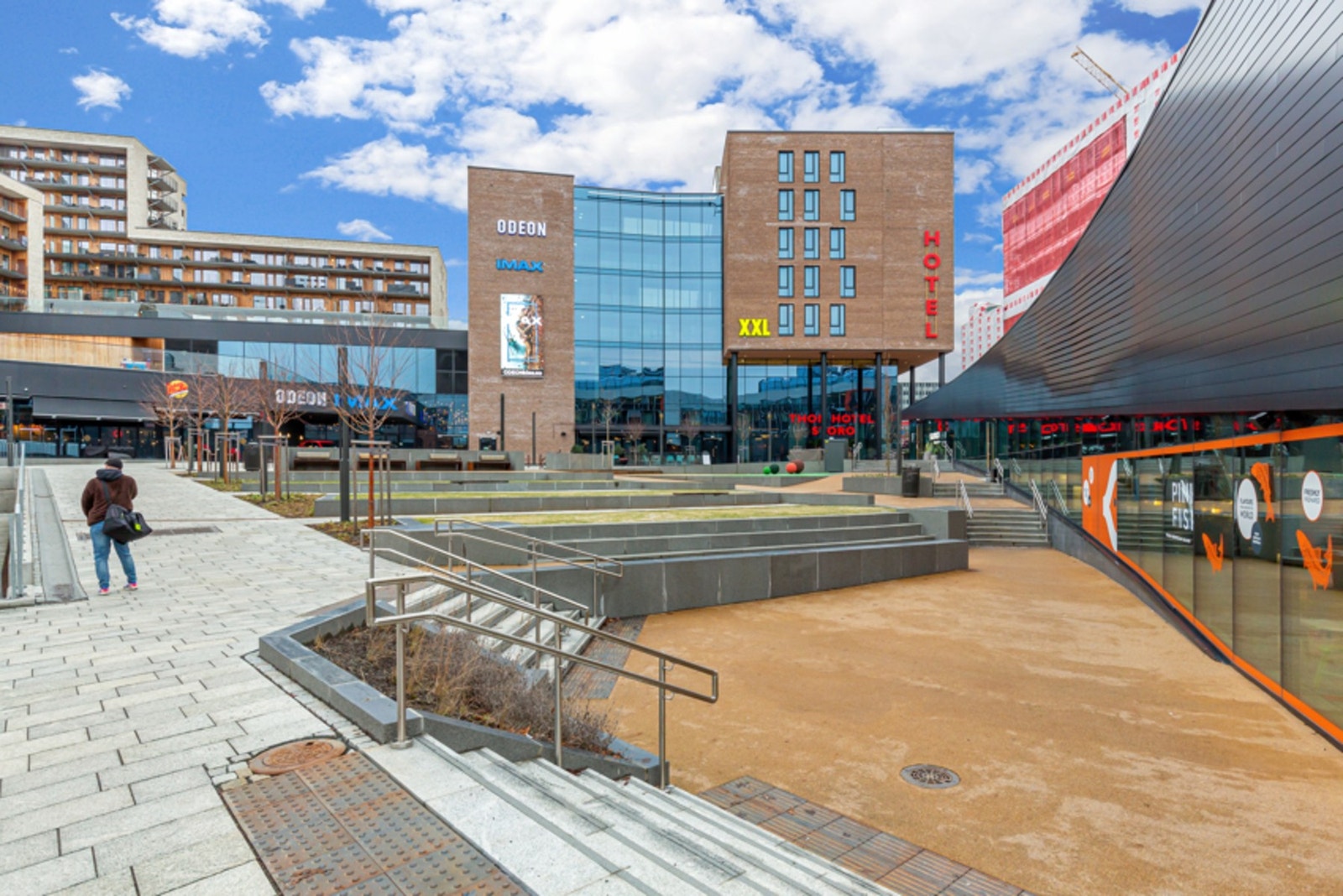 Storo Amfi med blant annet ODEON IMAX-kino (en av Norges største kinosenter), Sumo restaurant, Los Tacos, Johnny Rockets, Thon Hotel og XXL Galleribilde