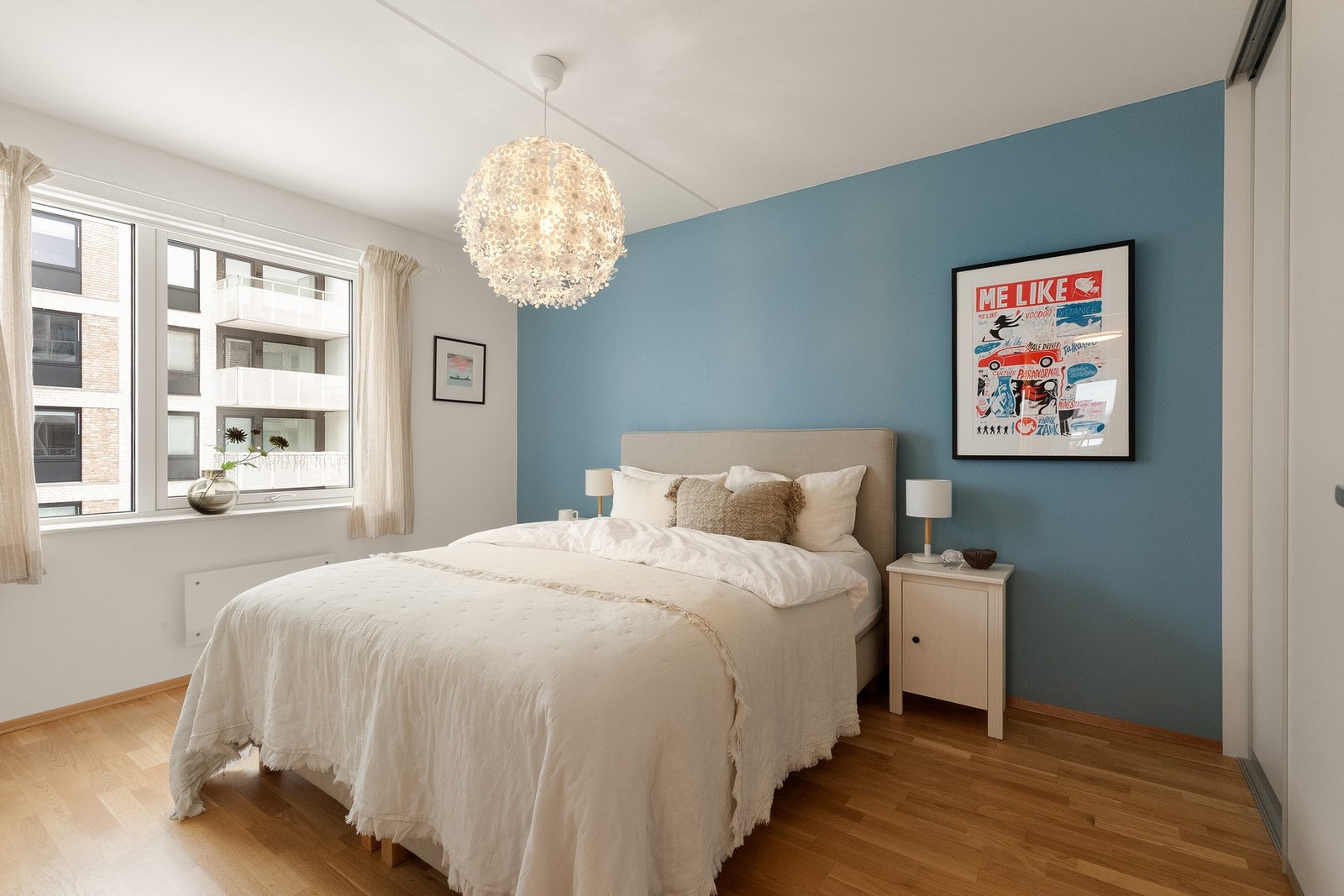 Romslig og innbydende hovedsoverom med god plass til stor dobbeltseng, nattbord og annet ønsket møblement. Galleribilde