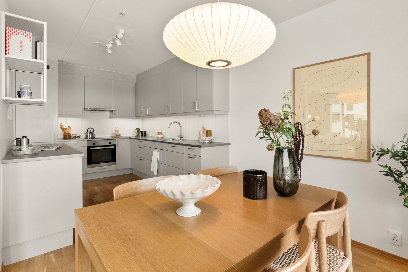 Med plass til stor spisebord kan du samle venner og familie til middagsselskap. Galleribilde