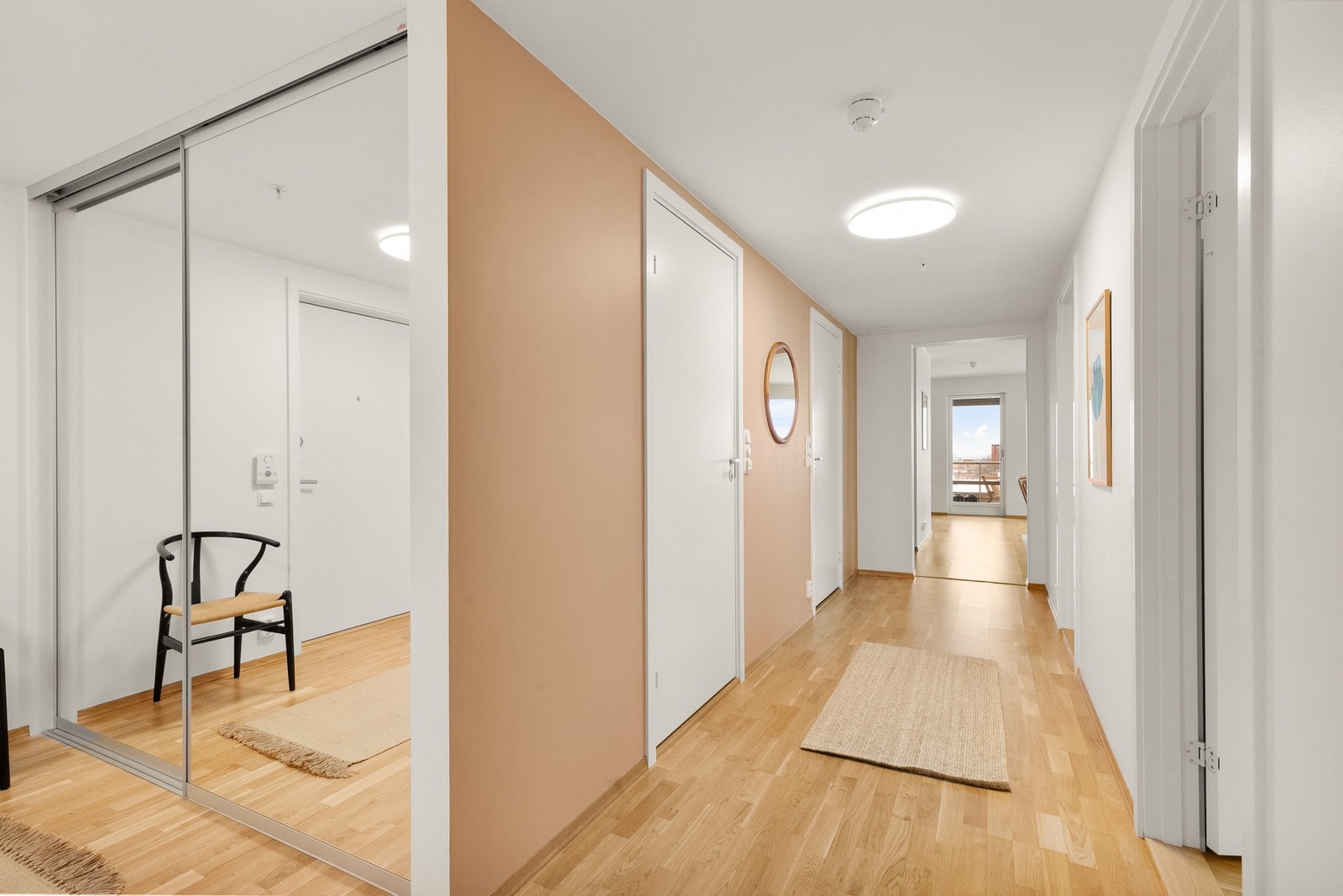 Meget praktisk entré/gang med ekstremt god oppbevaringsmuligheter i tilknyttet garderoberom/walkin closet! Galleribilde