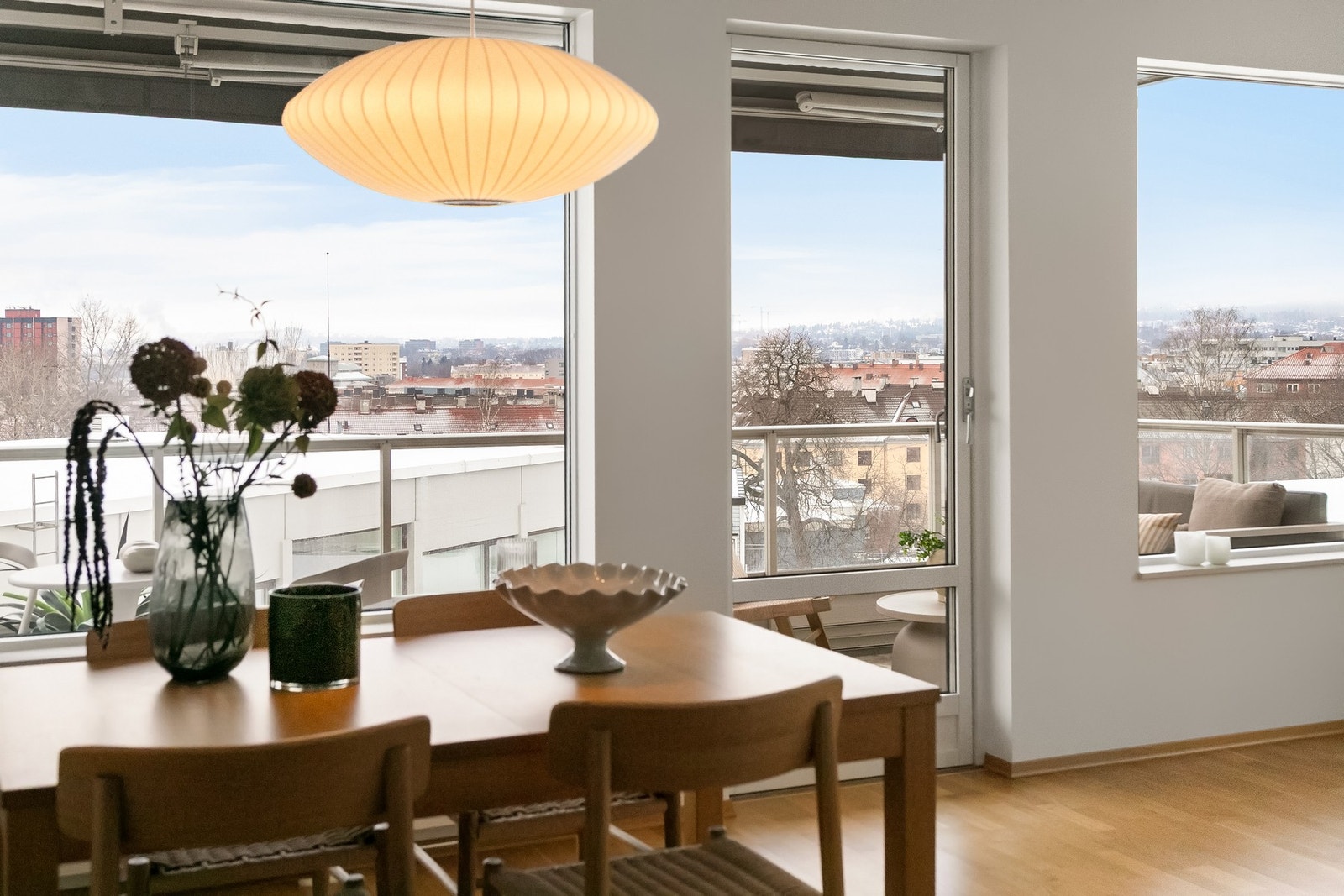 Leiligheten har en sosial planløsning - her kan du samle både venner og familier til sammenkomster. Galleribilde