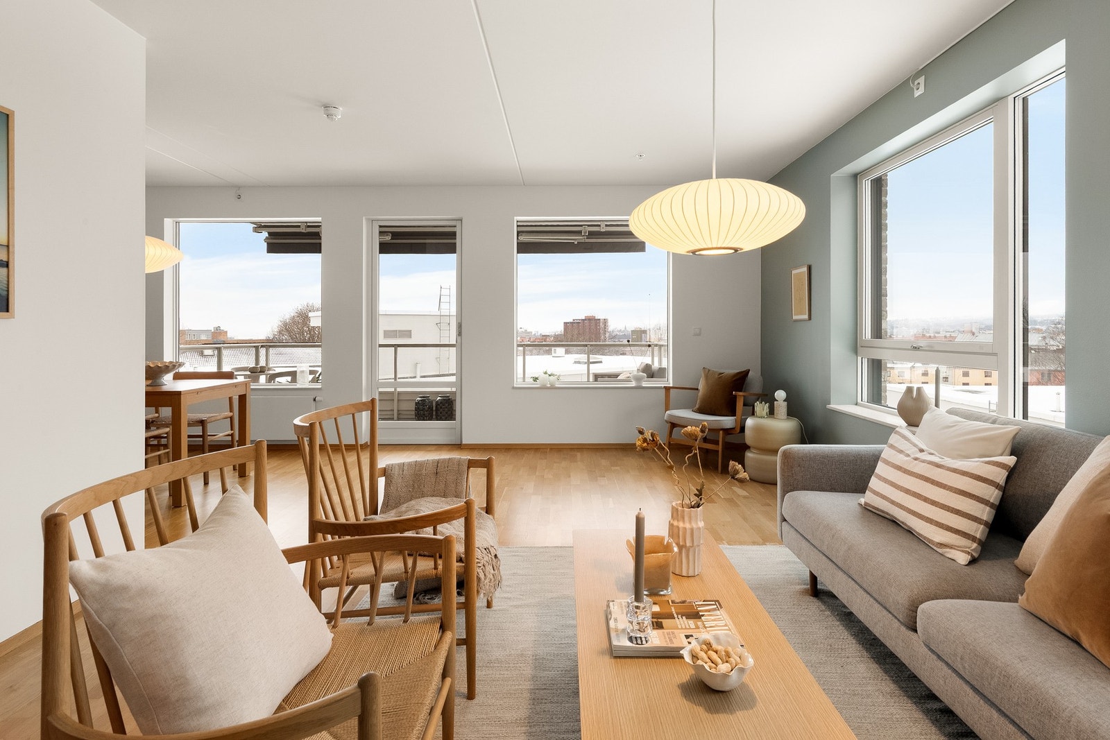 Stuen gir god plass til en fin sofagruppe, mediemøblement, stor spisestue og annet ønskelig møblement. Galleribilde