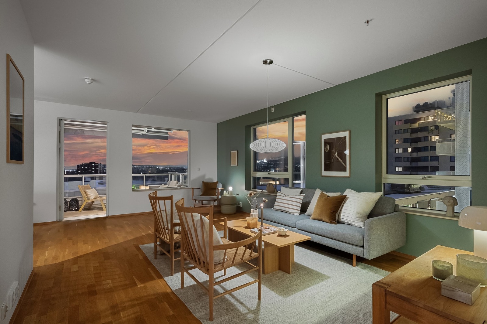 Lys og romslig hjørnestue med store vindusflater. Galleribilde