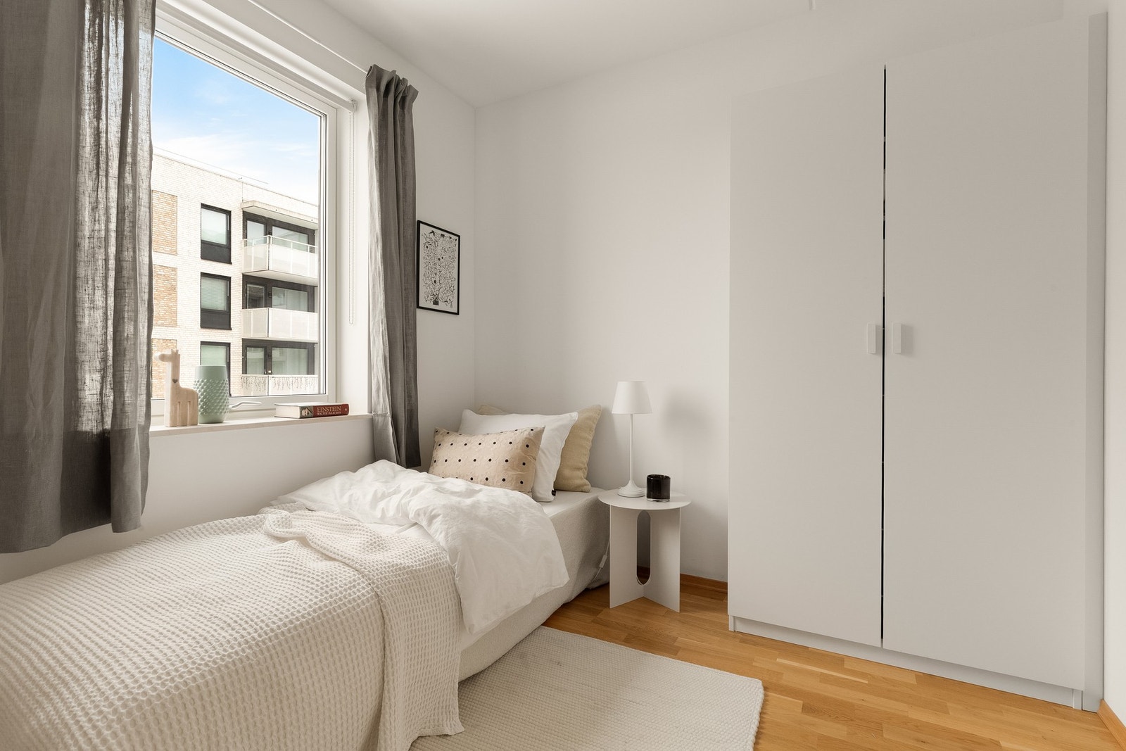 Soverom 2: Praktiske soverom med plass til dobbeltseng, nattbord og garderobeskap. Galleribilde