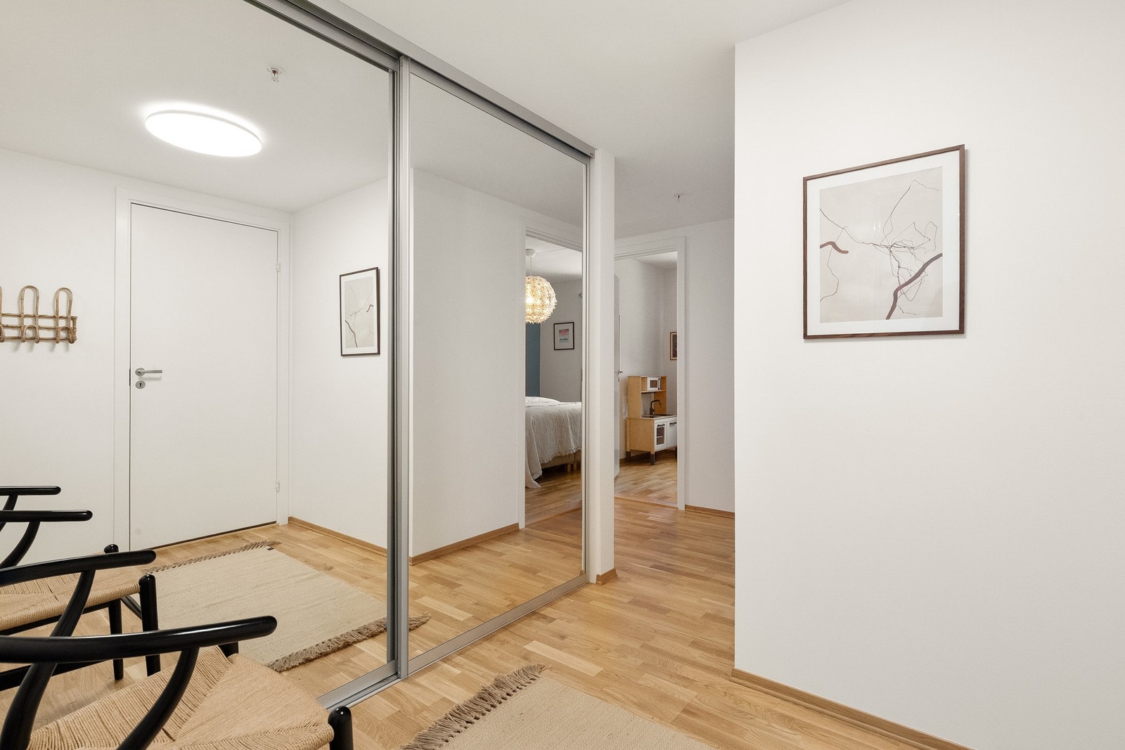 Her har du også stor skyvedørsgarderobe med speilfronter. Galleribilde