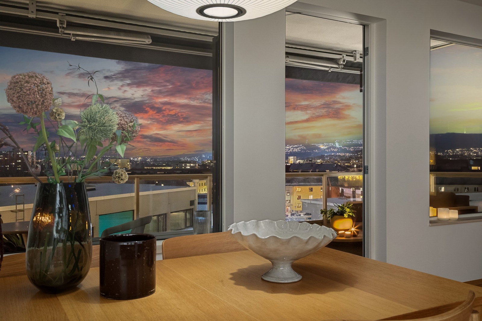 Moderne, romslig og meget lekker 4-roms front-/hjørneleilighet (selveier) fra 2019 med solrik, vestvendt balkong på ca. 11 m² beliggende i ettertraktede Grefsen Stasjonsby. Galleribilde