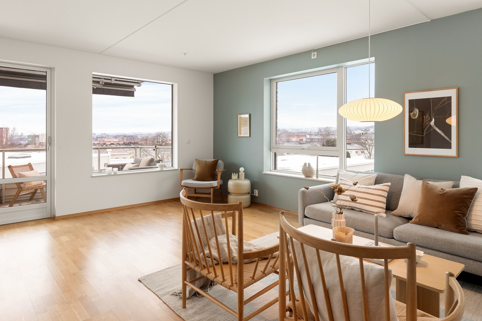 Med vindus flater mot to forskjellige himmelretninger som gir rikelig med naturlig lys, fantastisk solnedgang og vidstrakt utsikt over Oslo by. Galleribilde