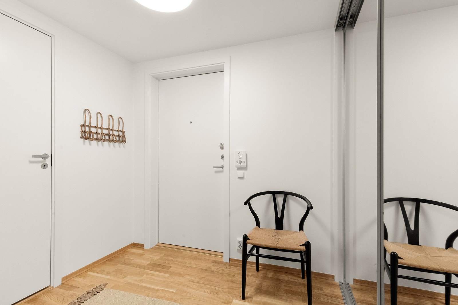 Videre er entréen/gangen utstyrt med brann- og lydklassifisert entrédør (B30/Db40) med kikkehull og dørcalling montert på vegg ved entrédør. Galleribilde