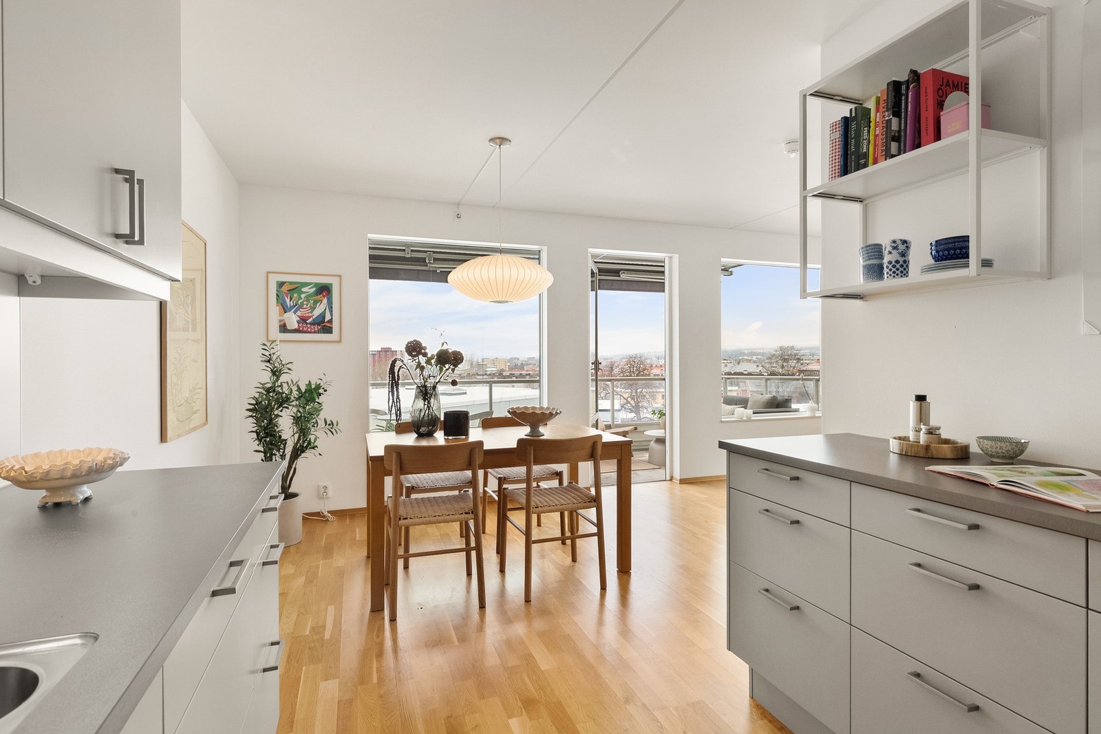 Innredningen er utstyrt med helintegrerte hvitevarer som induksjonsplatetopp, stekeovn, oppvaskmaskin og kjøle-/fryseskap. Galleribilde