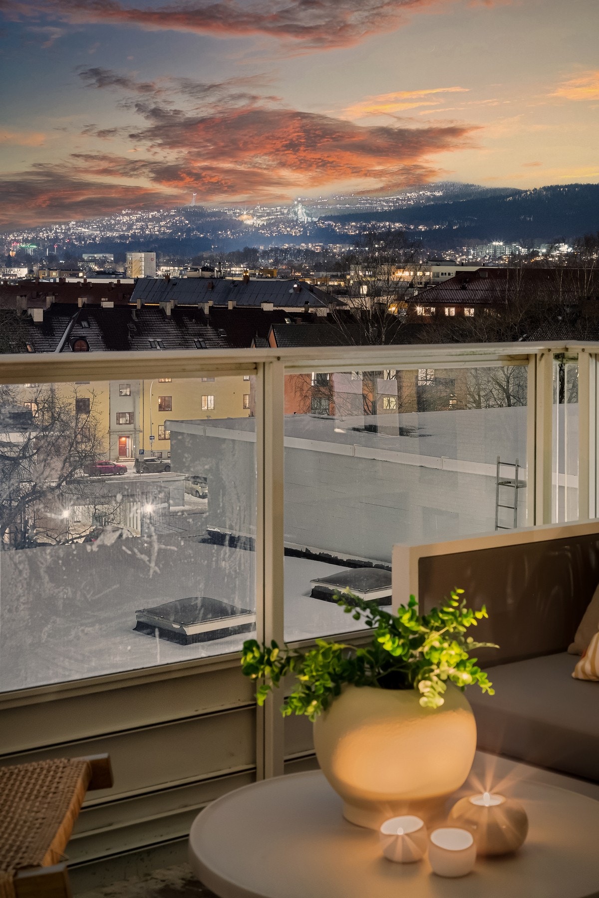 Leiligheten har en meget god intern beliggenhet i prosjektet som front- og hjørneleilighet med vidstrakt utsikt, fantastiske lysforhold, samt sol fra formiddag til solnedgang. Galleribilde