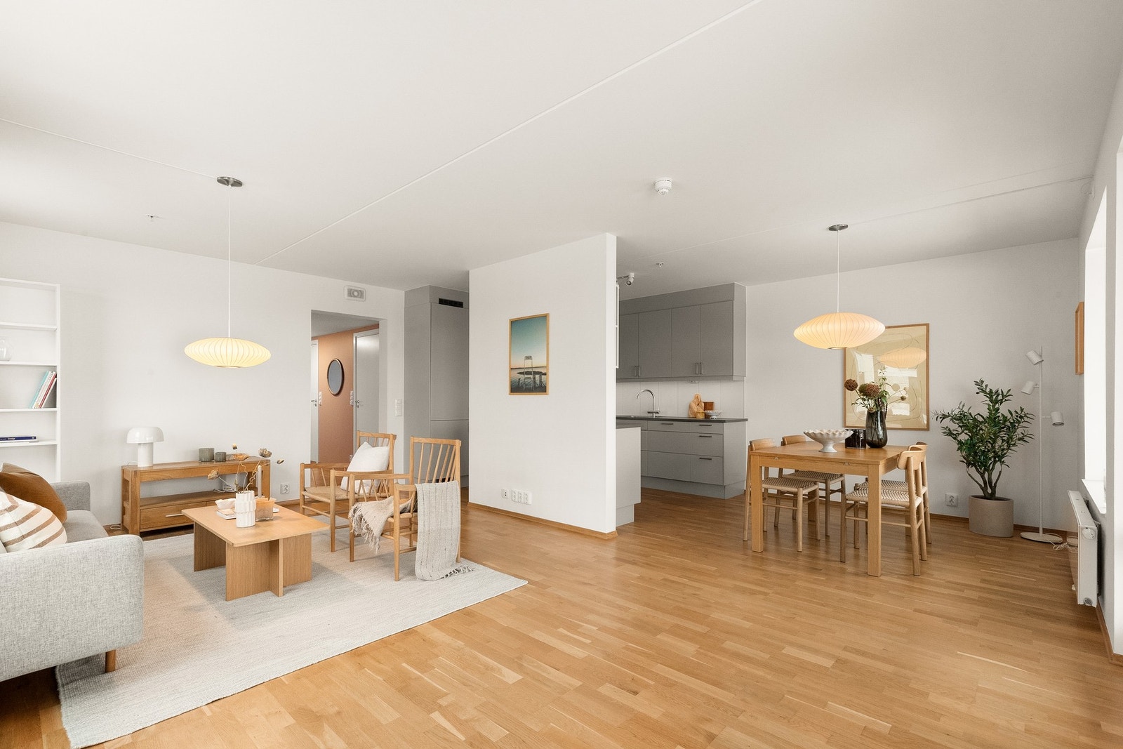 Stuen gir to naturlige soner - perfekt for familien. Galleribilde