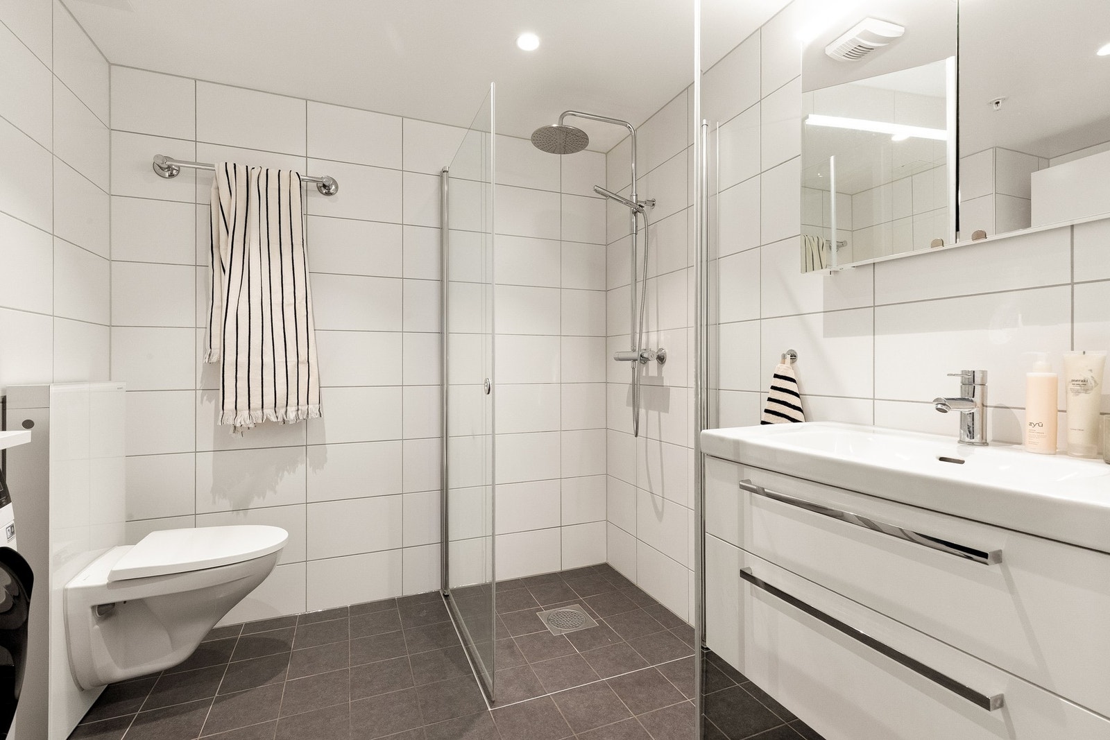 Innbydende og delikat flislagt baderom av god størrelse med tidløse flisvalg og downlights (led) i himling. Baderommet er av nyere standard fra byggeåret (2019). Galleribilde