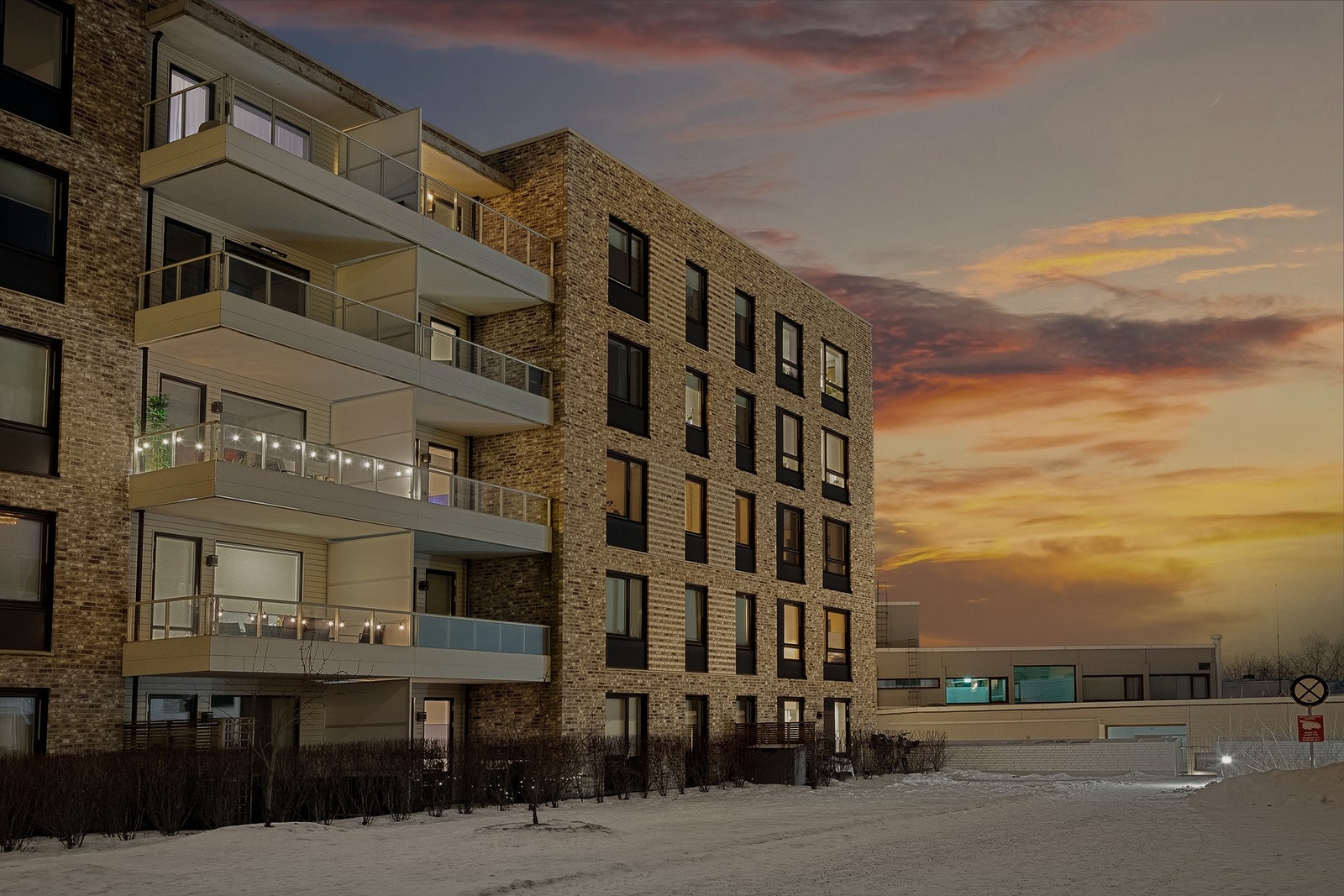 Sameiet har moderne fasiliteter som trappefri adkomst med heis til alle etasjer, oppvarmet garasjeanlegg, balansert ventilasjon med varmegjenvinning for optimal bokomfort og lave energikostnader. Galleribilde