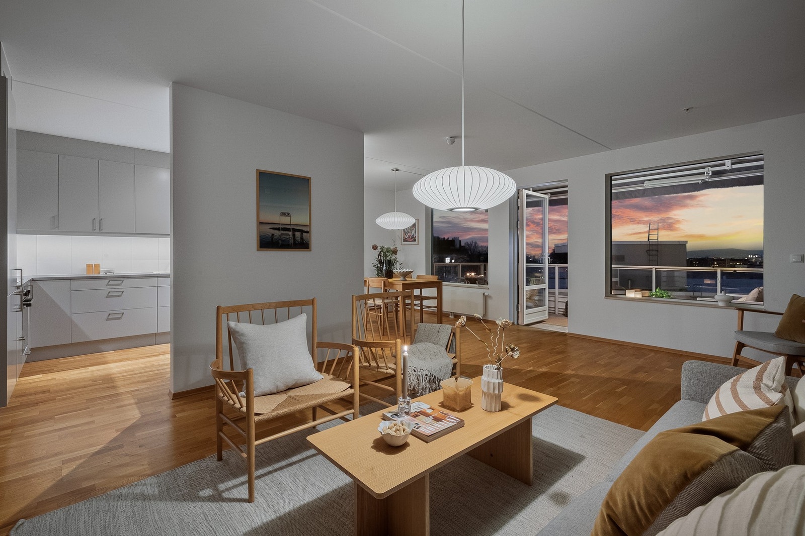 Leiligheten har gjennomgående god standard med gulv av eikeparkett, overflater malt i delikate farger og store vindusflater som gir rikelig med naturlig lys, herlig skyline og flott utsikt. Galleribilde