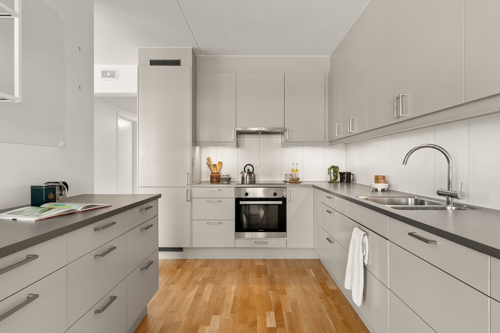 Her har du rikelig med skap- og benkeplass! Galleribilde