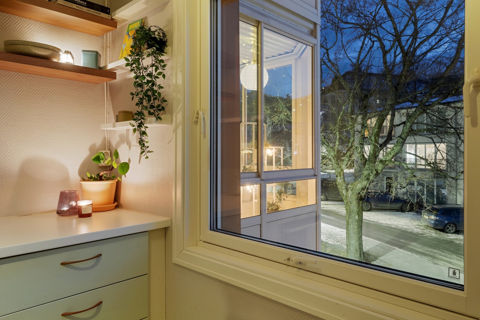 Boligen har i all hovedsak malte trevinduer med 3-lags isolerglass. Galleribilde