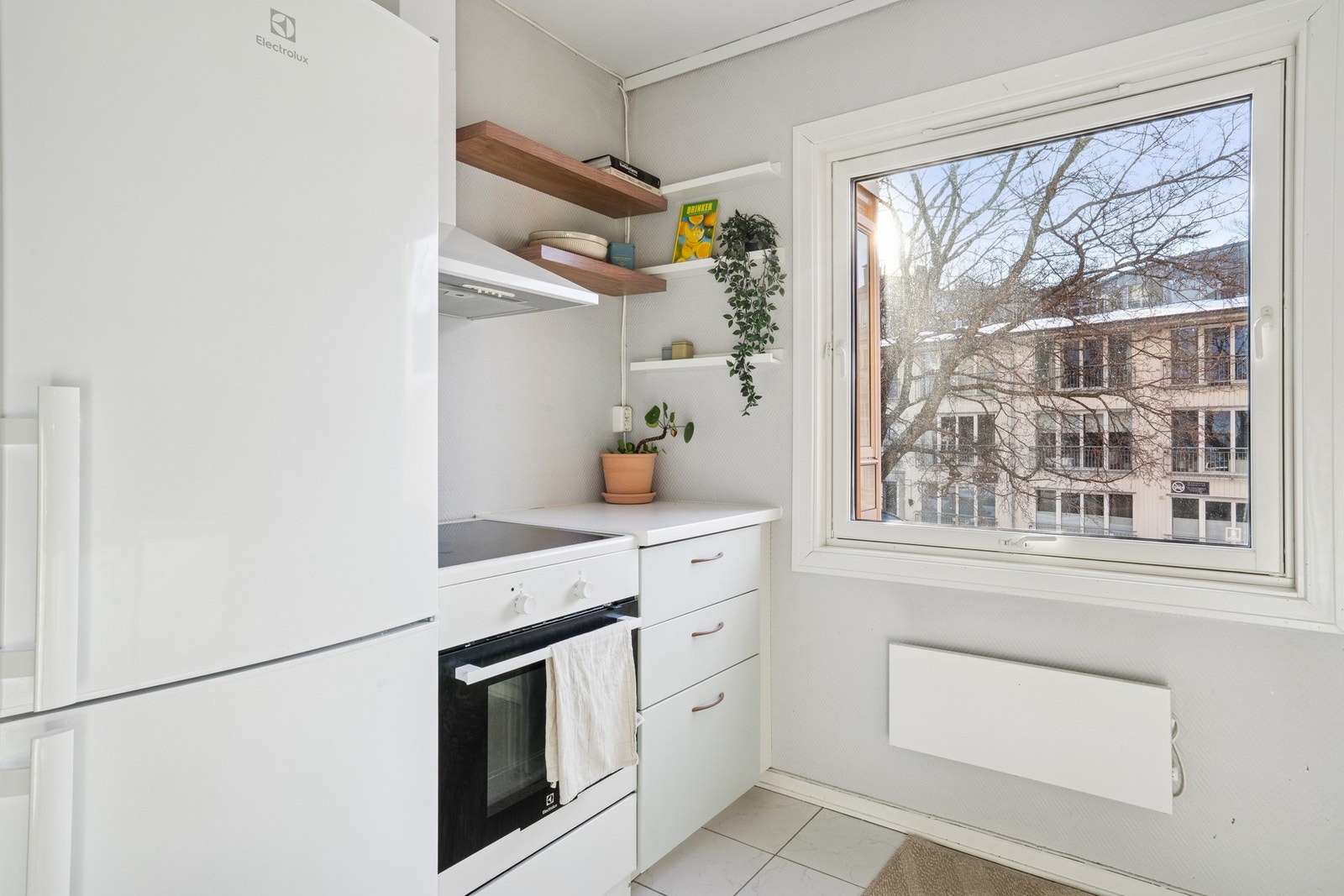 Kjøkkenet har vindu som gir et trivelig utsyn og en behagelig atmosfære under matlaging. Galleribilde