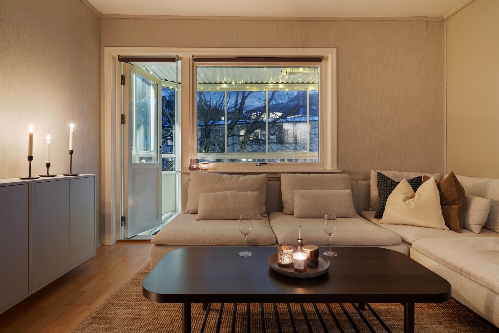 Romslig stue med gode møbleringsmuligheter og direkte utgang til innglasset balkong. Galleribilde