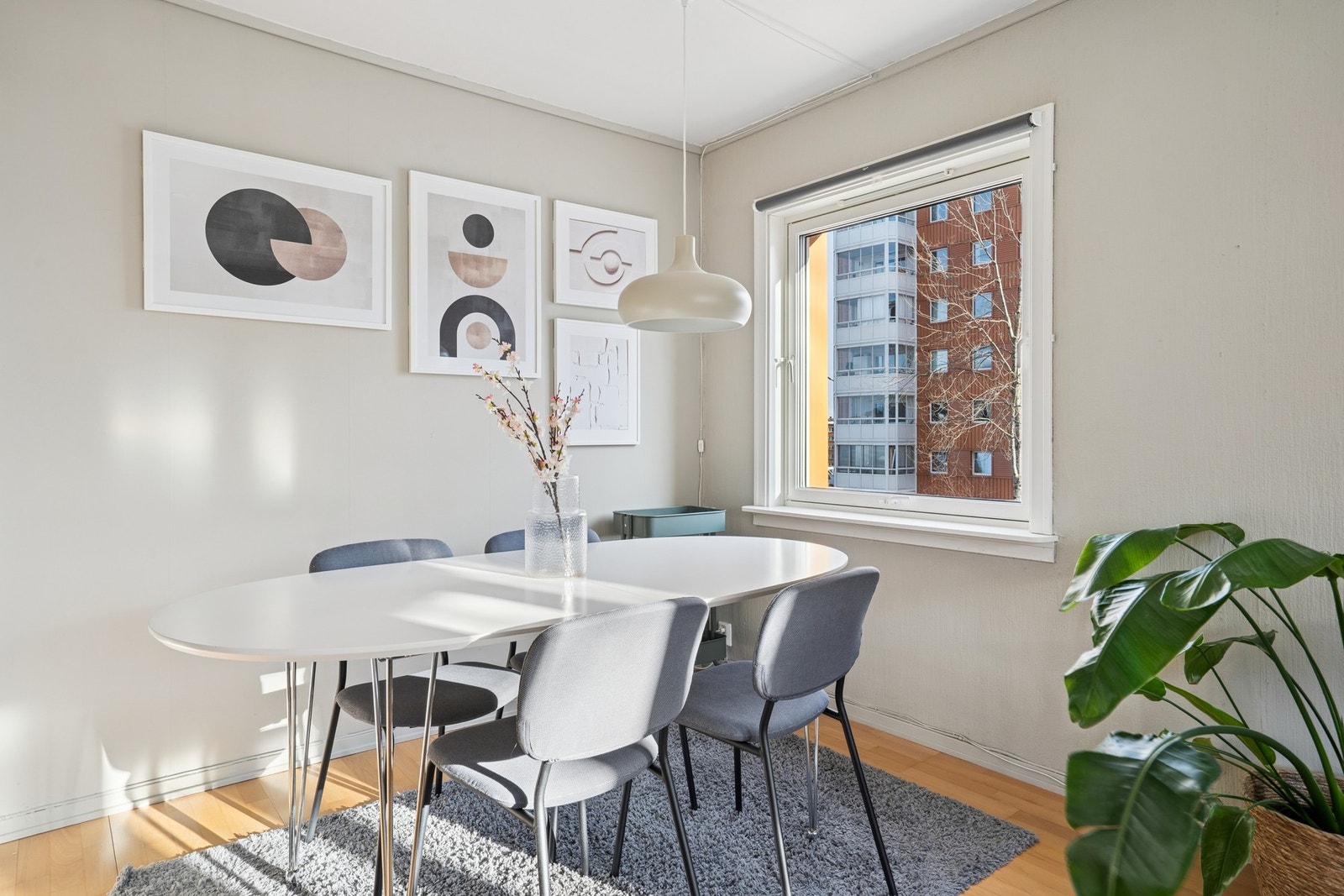 Veggene har god plass til dekor og møblering, noe som bidrar til å skape en personlig og hyggelig atmosfære rundt spiseplassen. Galleribilde