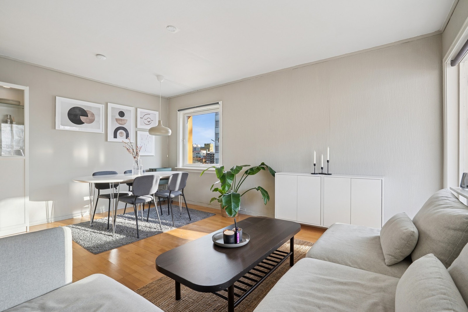 Gjennomgående, tidsriktige fargevalg og parkettgulv som gir et helhetlig og moderne uttrykk. Galleribilde