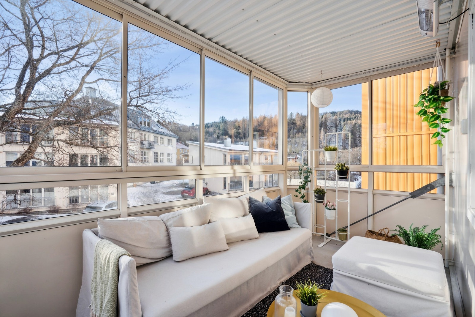 Innglassingen gjør balkongen til en helårsvennlig oppholdssone med mange bruksmuligheter. Galleribilde