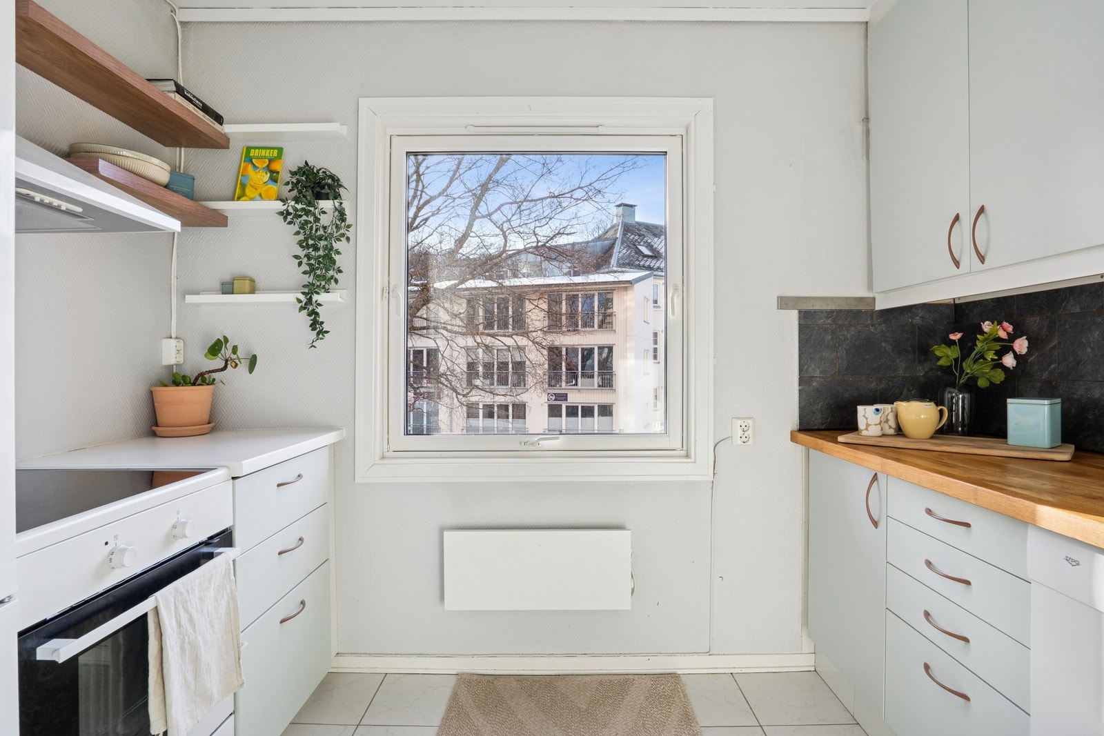 Kjøkkenet har en praktisk utforming med arbeidsflater på begge sider, noe som gir en effektiv arbeidssone. Galleribilde