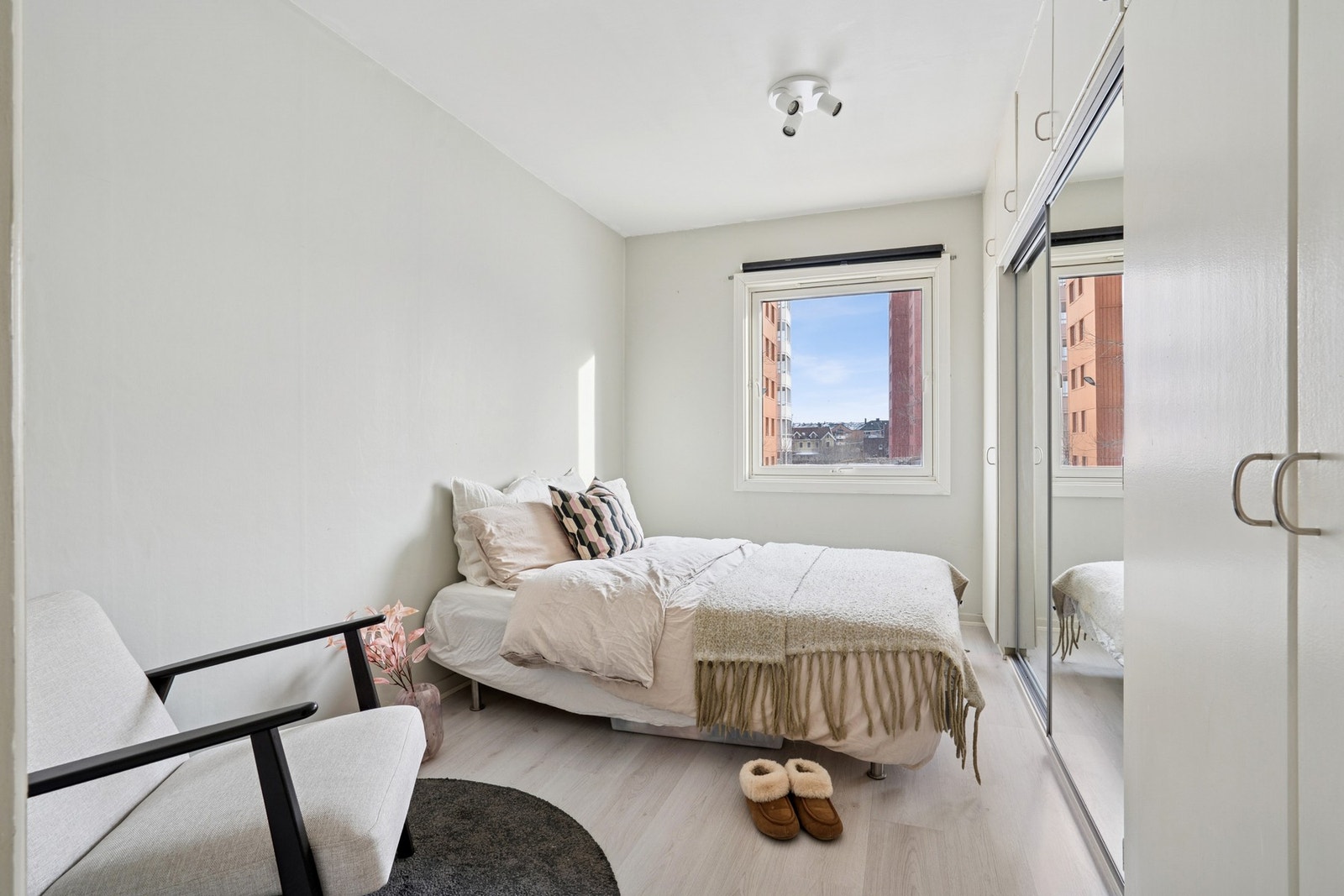 Romslig soverom på ca 11m² med god plass til dobbeltseng og øvrige møblementer. Galleribilde