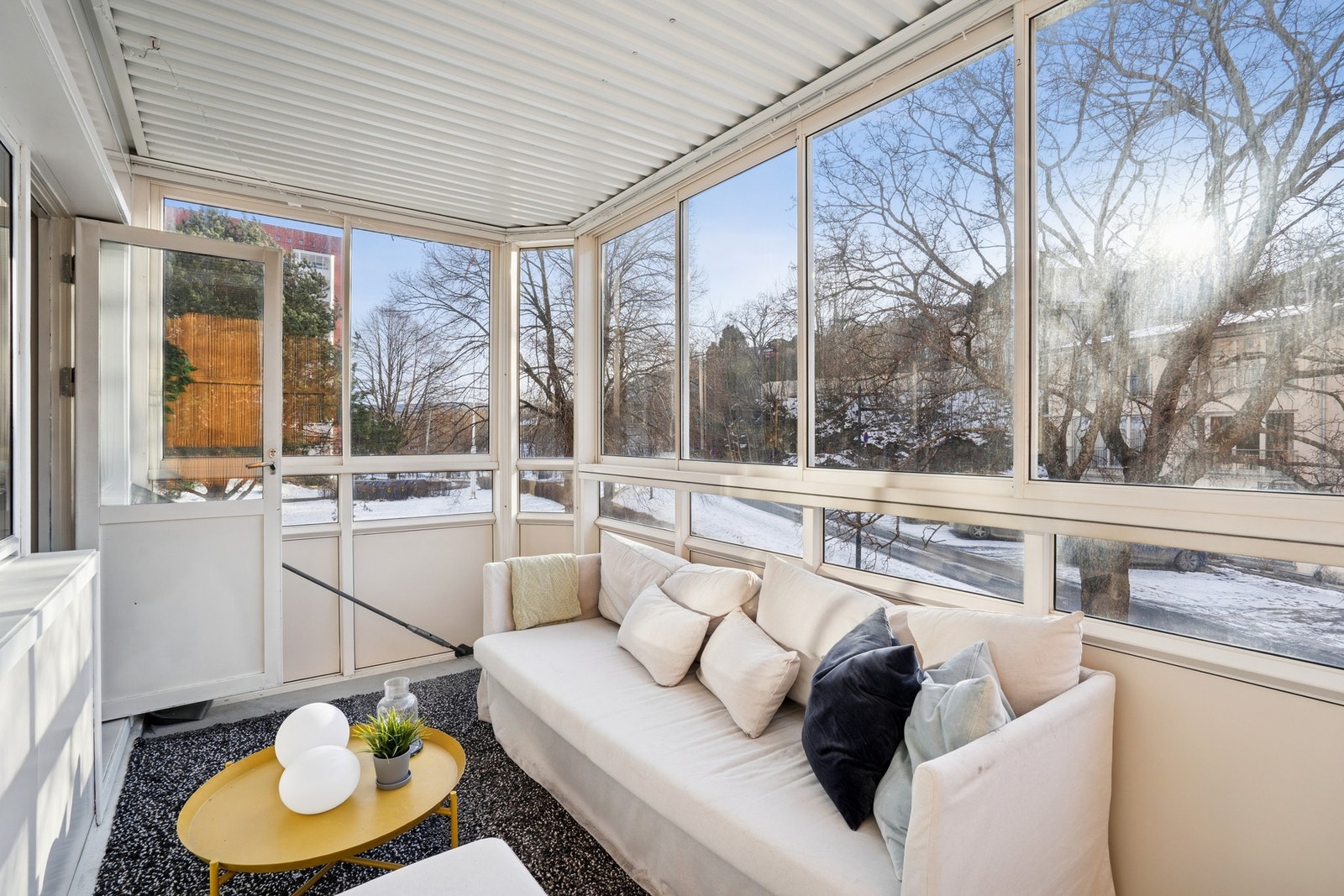 Balkongen fremstår som romslig på sine 8,7m² med gode møblerings muligheter. Galleribilde