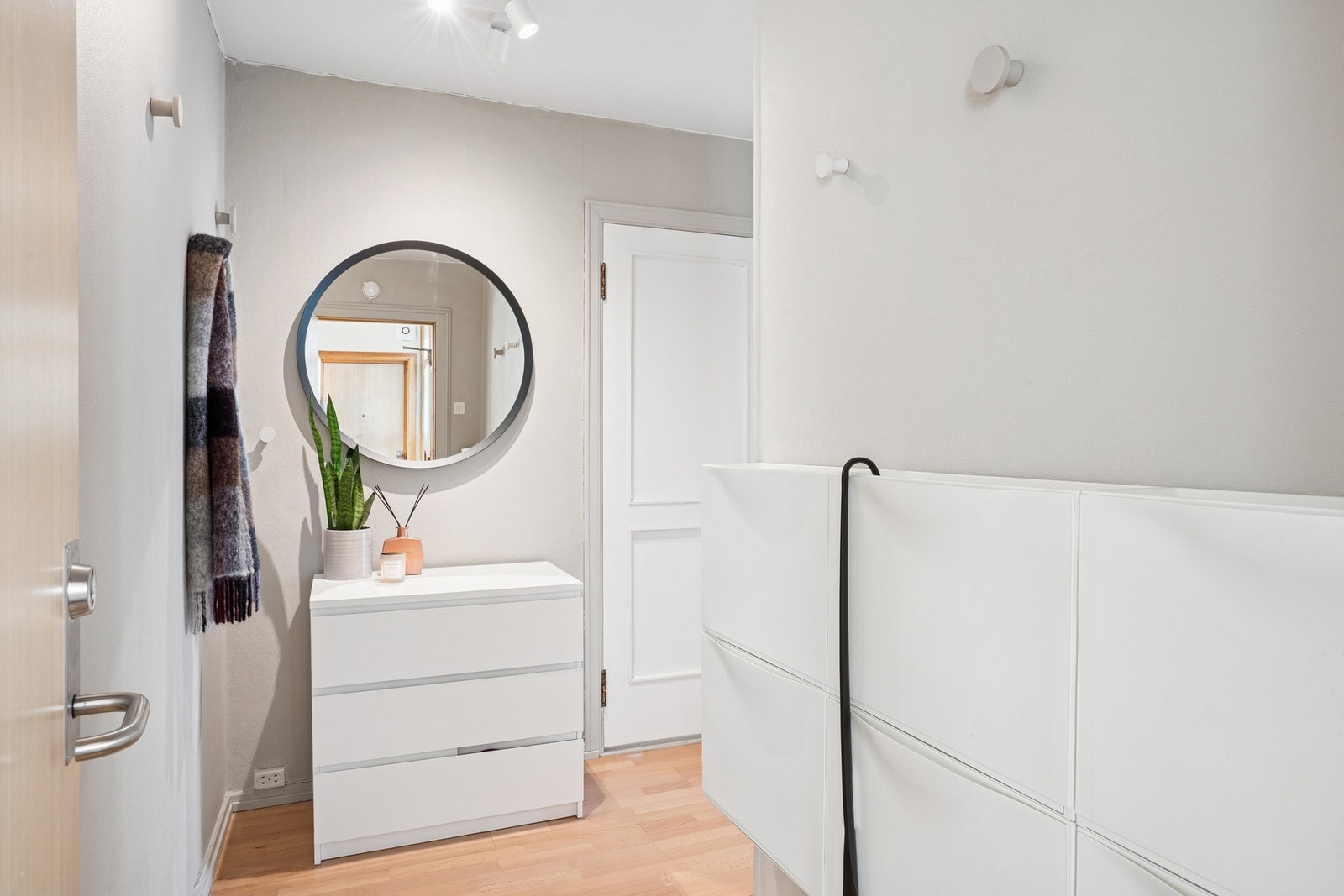 Innbydende entré som gir et godt førsteinntrykk av boligen, god plass til oppbevaring. Galleribilde