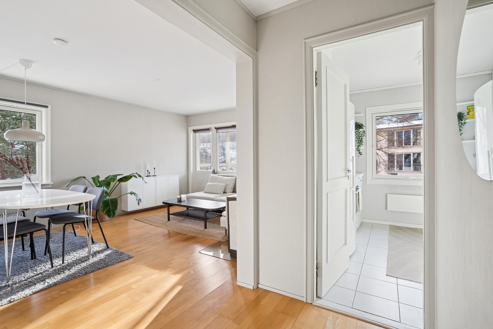 Boligen har en god intern flyt med naturlig forbindelse mellom stue, spiseplass og kjøkken. Galleribilde