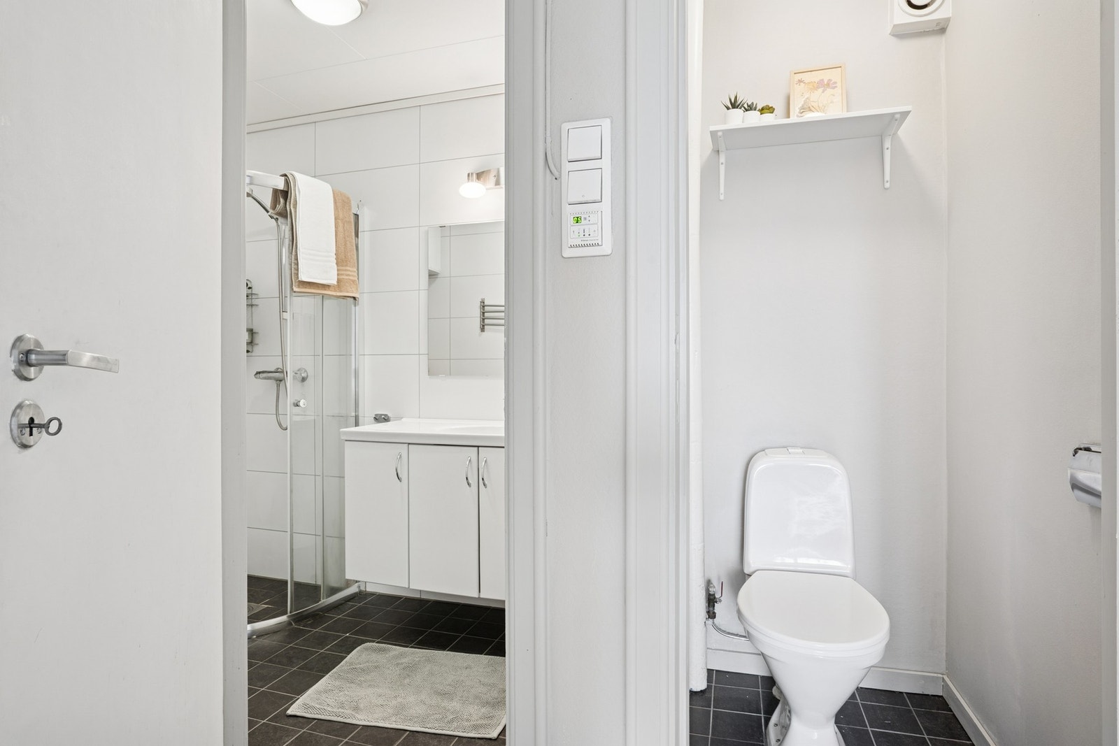 Boligen har både bad og separat toalettrom. Galleribilde
